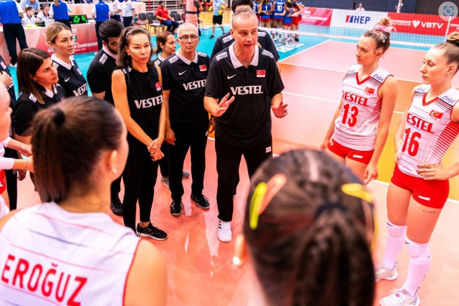 Turkish national volleyball team discussing strategy during a timeout.